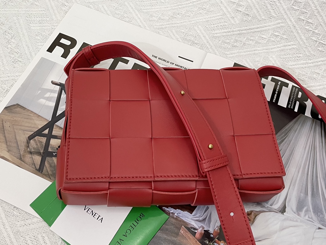 Cassette Intreccio Leather Cross-body Bag Red